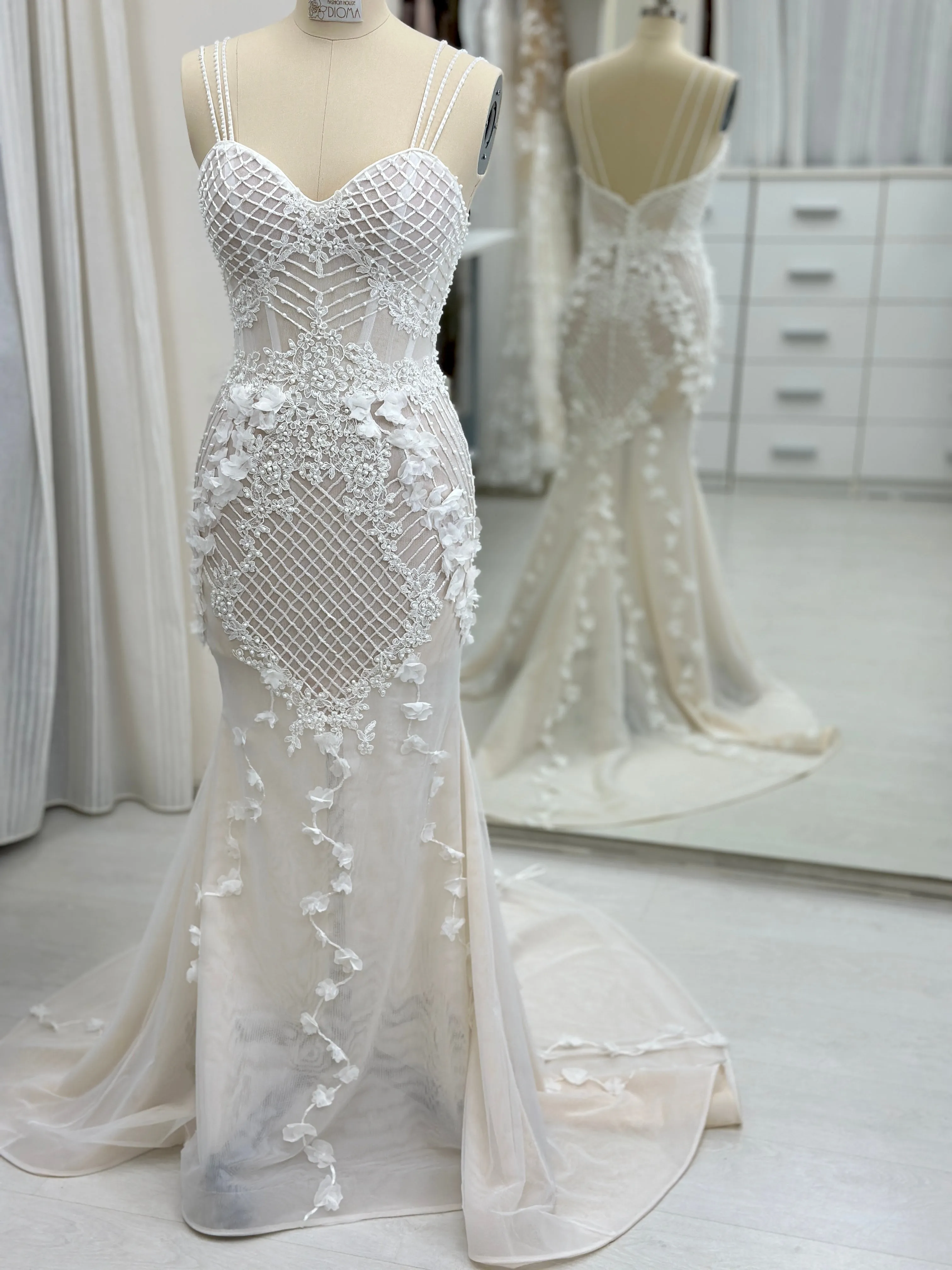 Elegant Romantic Lace Wedding Dress Low Back