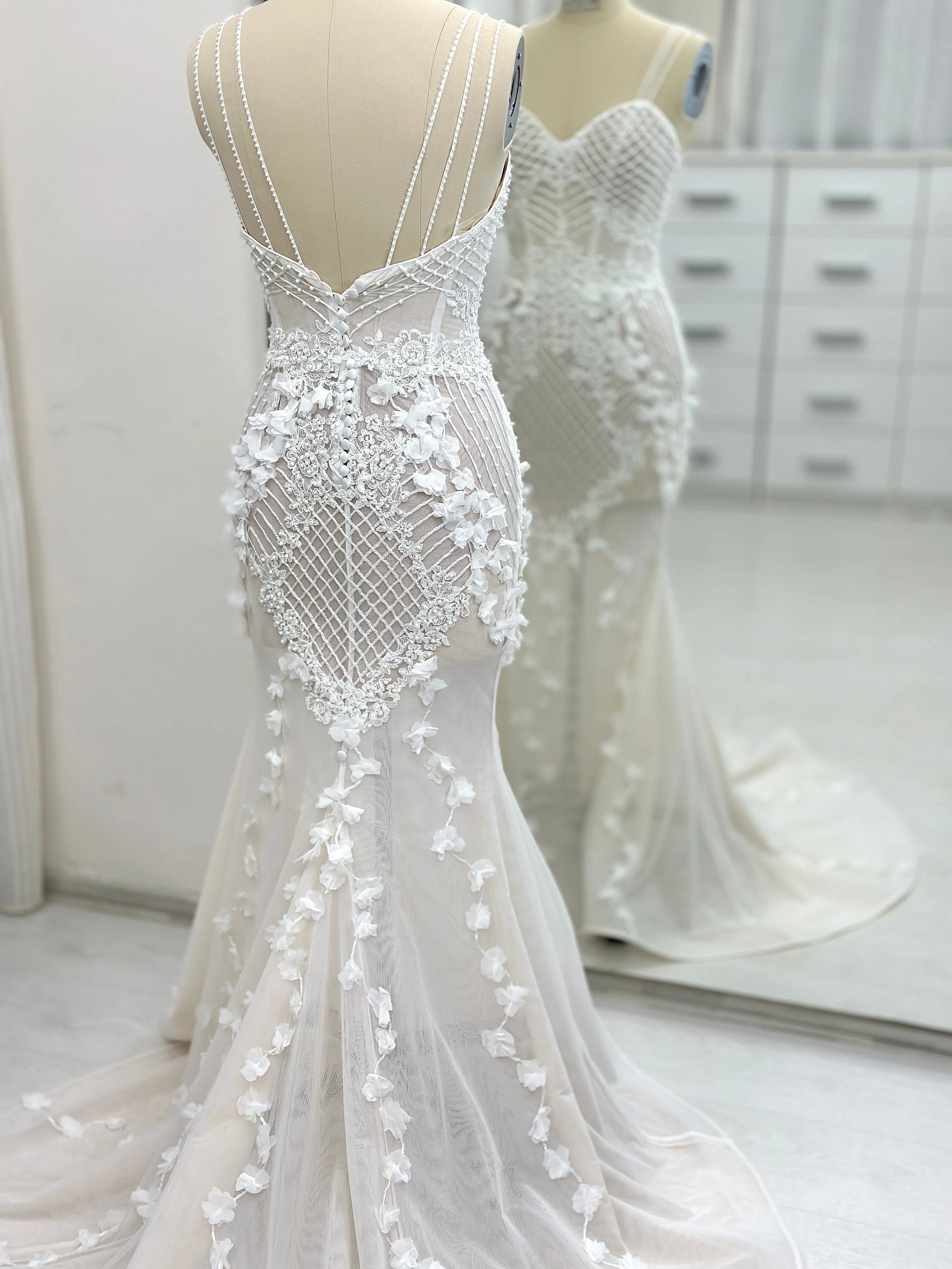 Elegant Romantic Lace Wedding Dress Low Back