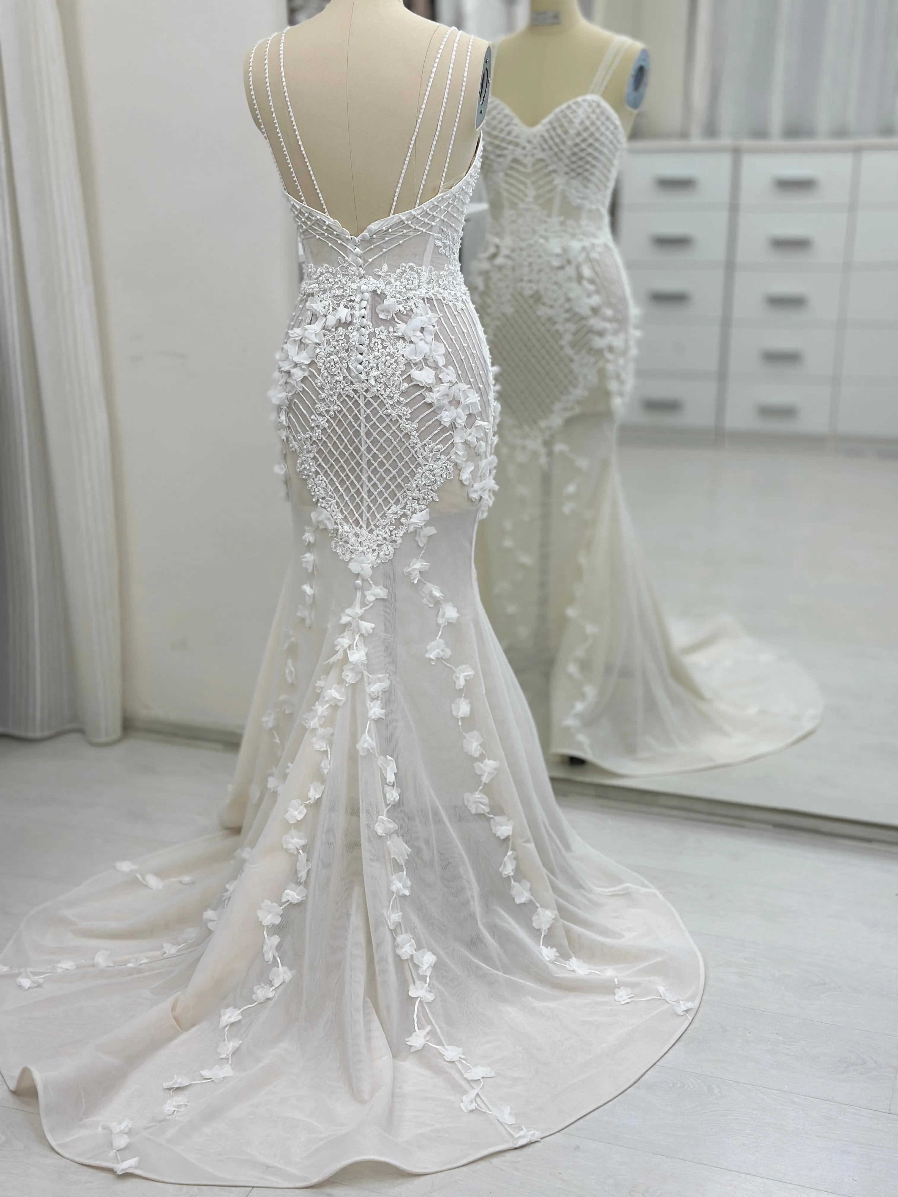 Elegant Romantic Lace Wedding Dress Low Back