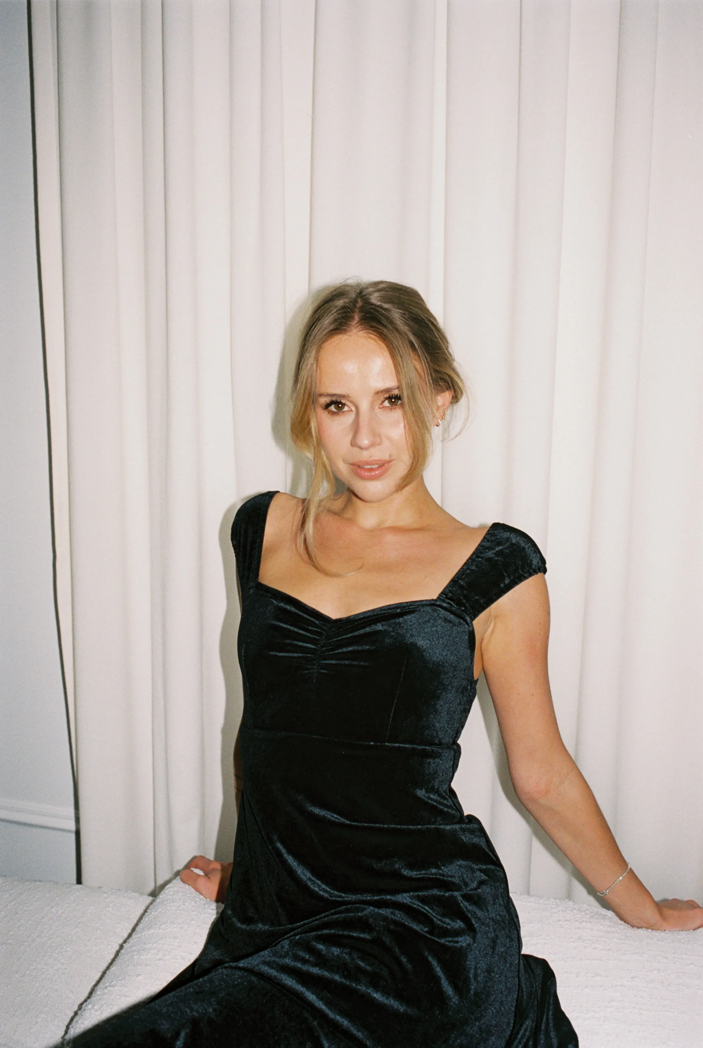 Evie Velvet Dress - Black