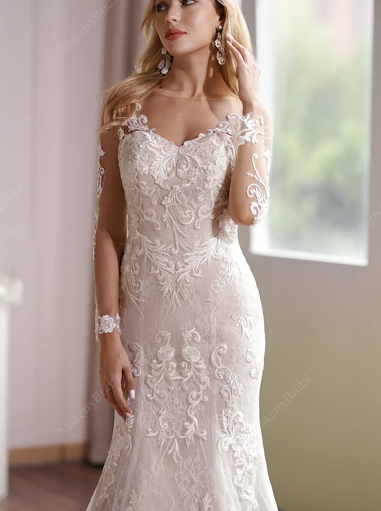 Long Sleeve Lace Appliques Bridal Dress With Illusion Back