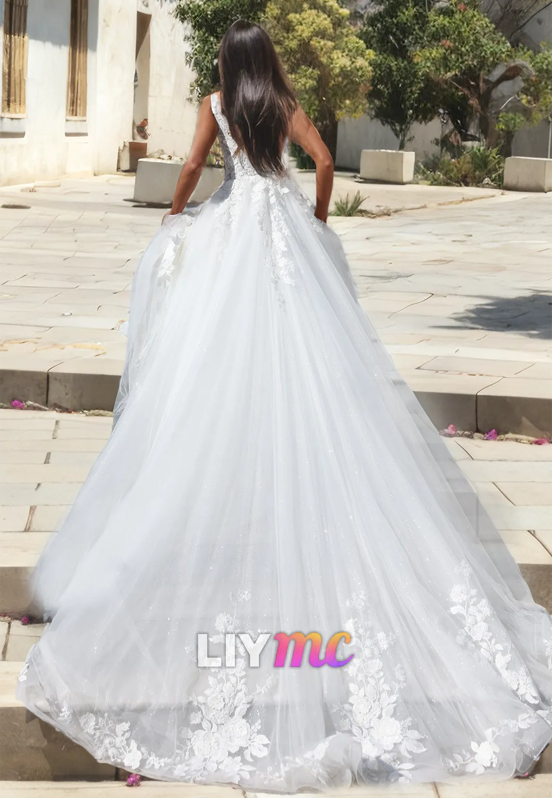 V-Neck Sleeveless Appliques Appliques Tulle A-Line Beach Wedding Dress