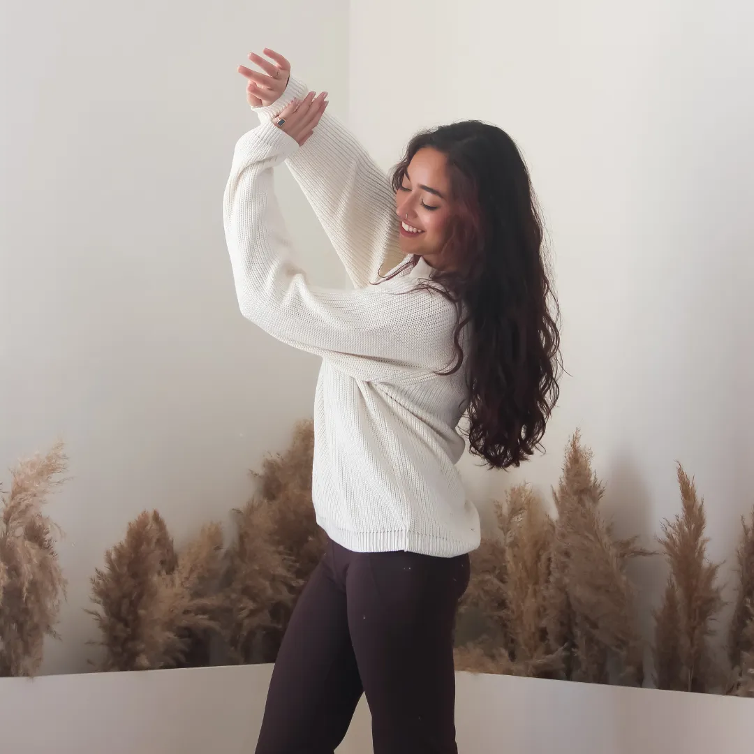 Yuki Pullover – Handknitted Winter Elegance for Modern Women