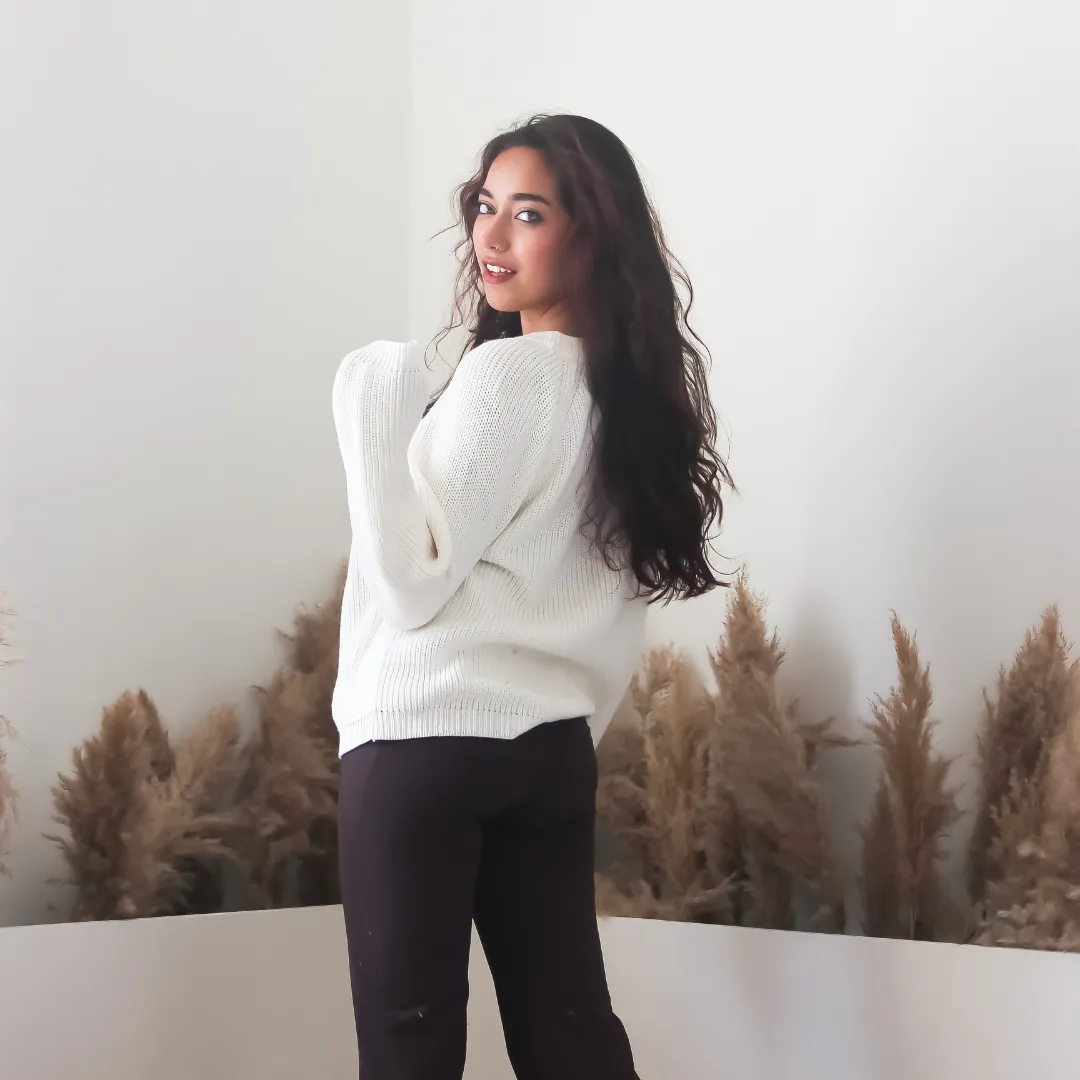 Yuki Pullover – Handknitted Winter Elegance for Modern Women